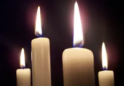 A group of candles that are lit up.